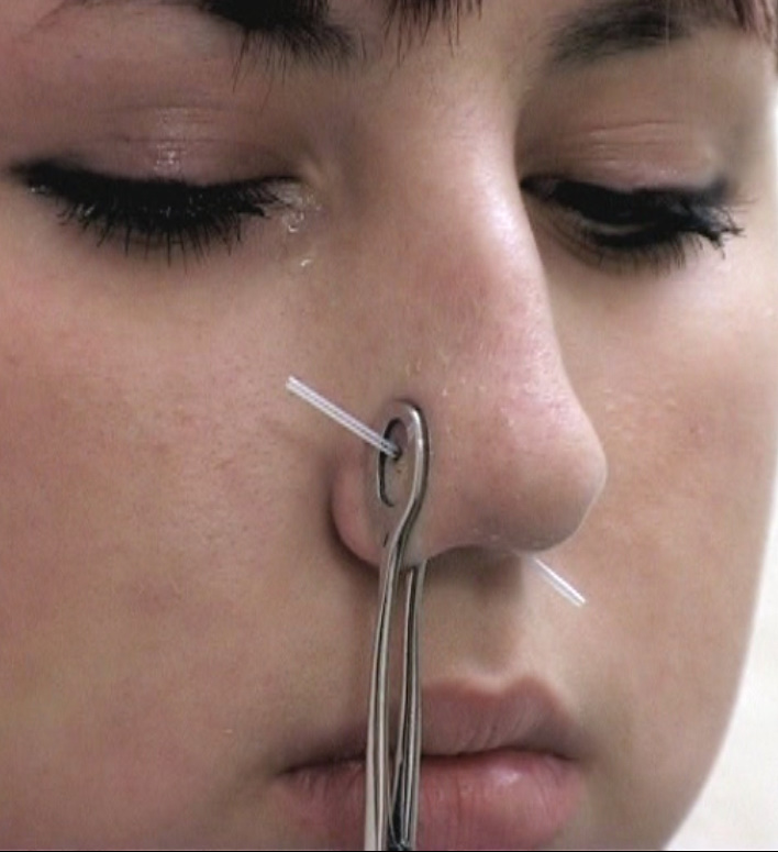 Как правильно вставить сережку в нос: полезные советы
